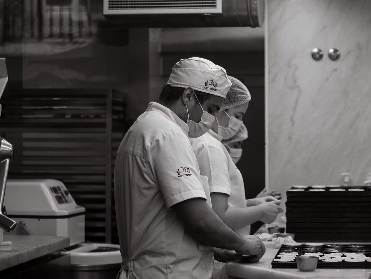 Tim produksi bakery menyiapkan pesanan